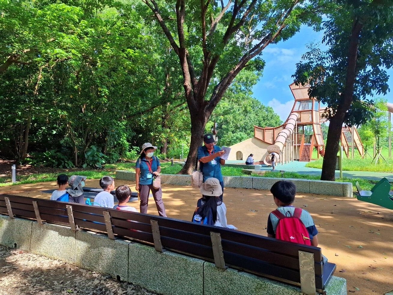 高都夏令營上午多以團隊活動、發展合作能力為主，本圖為進行團隊活動前的講解 /自管處提供