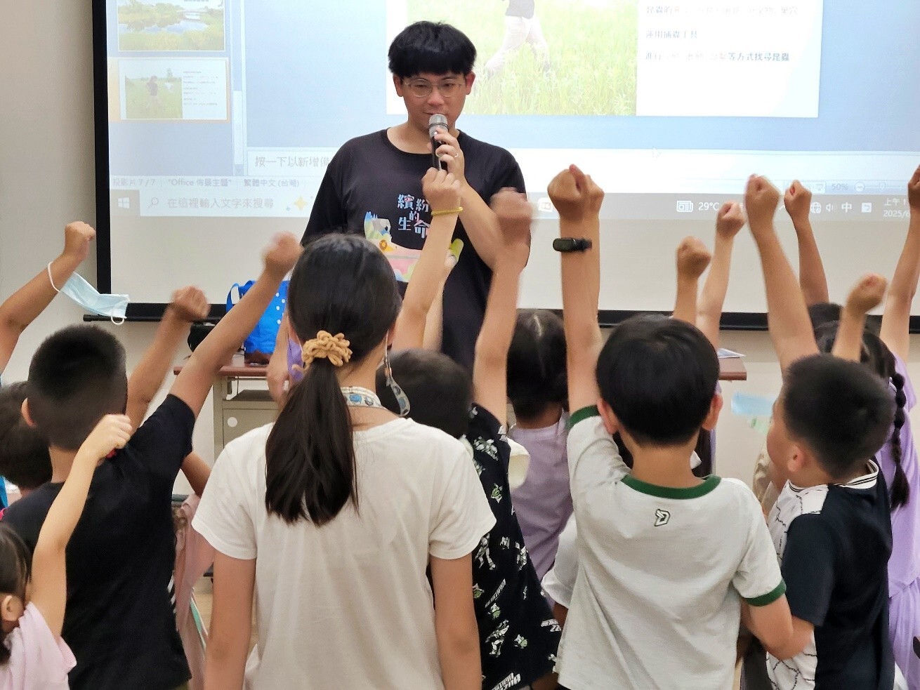 在昆蟲觀察課程中，小朋友踴躍舉手作答/自管處提供