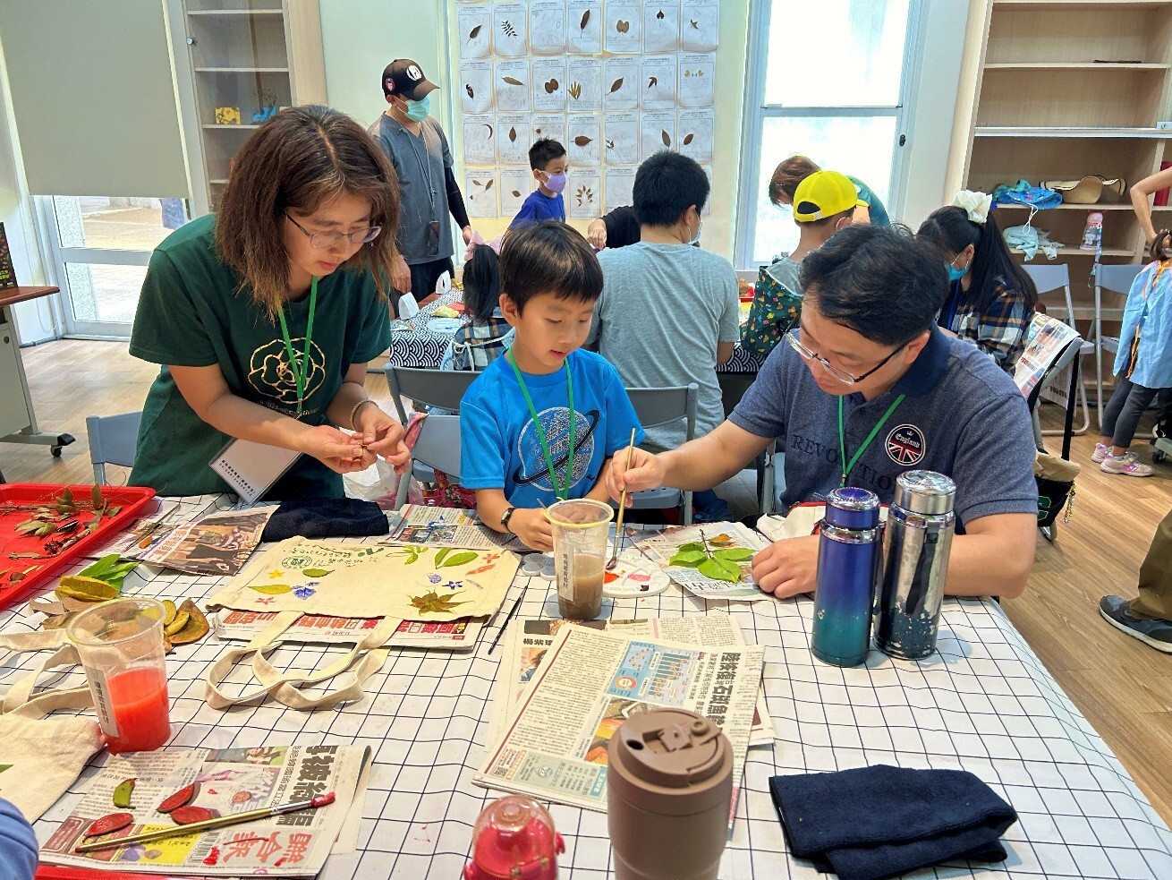 alt-03家長和小朋友一同進行手作，創造獨一無二的相處時光