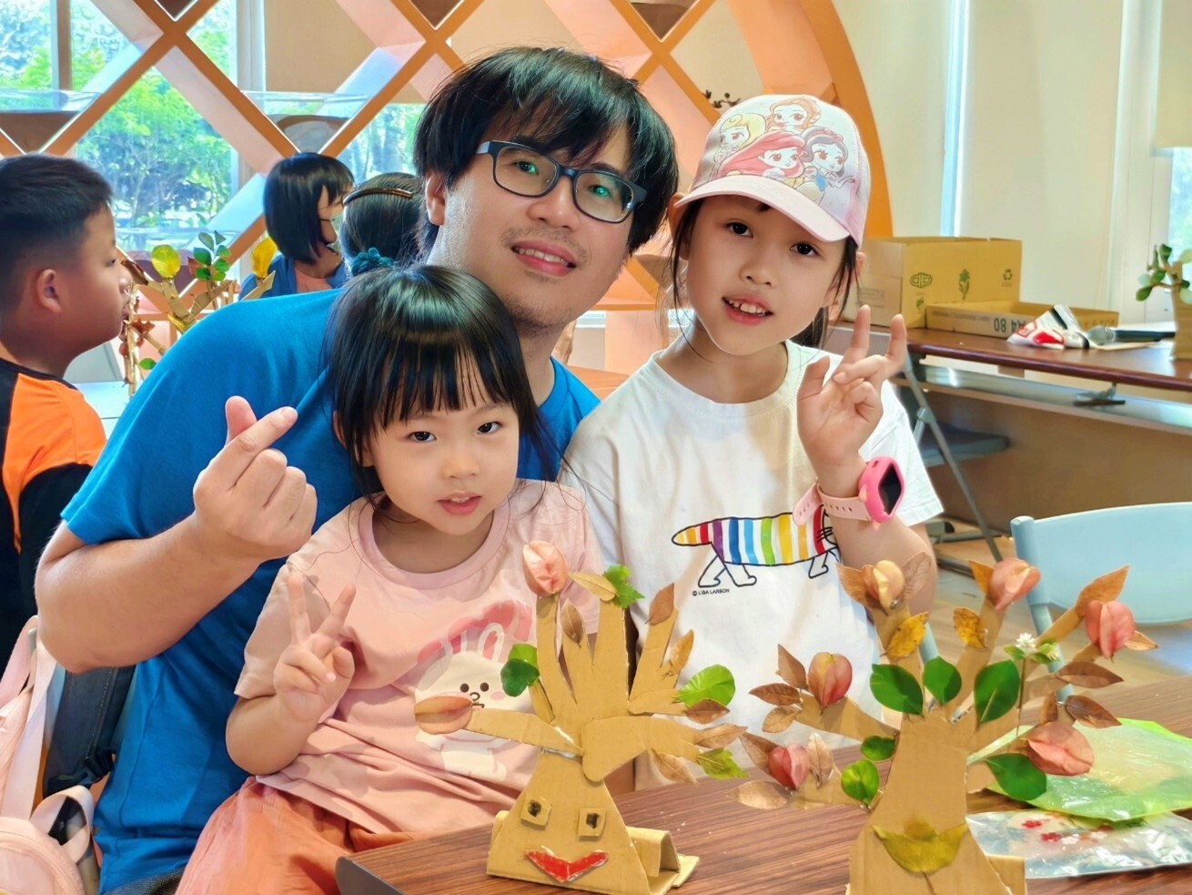 假日手作活動「美麗小樹」成果展示/自管處提供