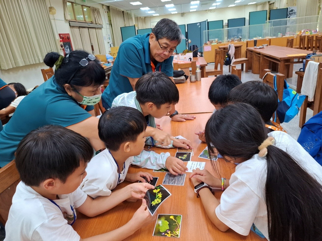 回到教室，大家利用圖片學習，歸納並加深今日的觀察所學 /自管處提供