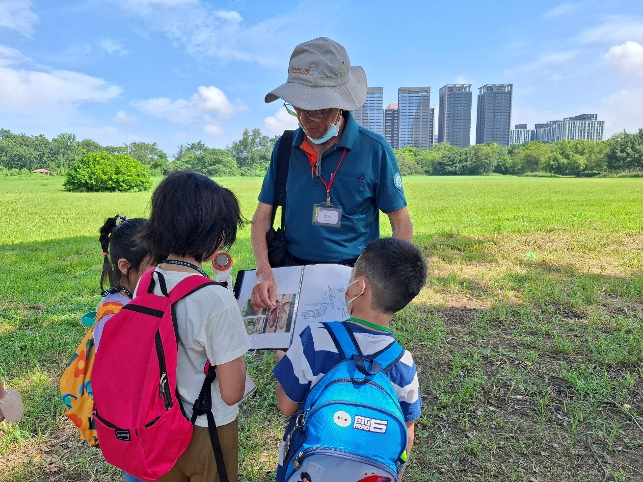 alt-03工作人員利用圖文說明，對孩子進一步解說自然生態