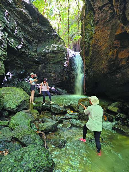 解說員讓遊客體驗以當地竹子自製童玩水槍／陳忠能 攝
