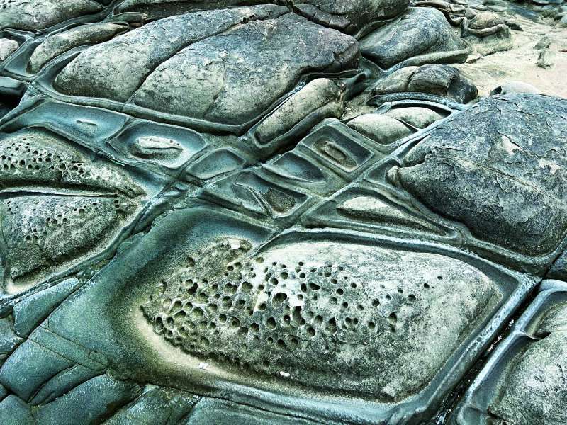 砂岩風化與侵蝕後的節理，像一塊塊豆腐／陳忠能 攝