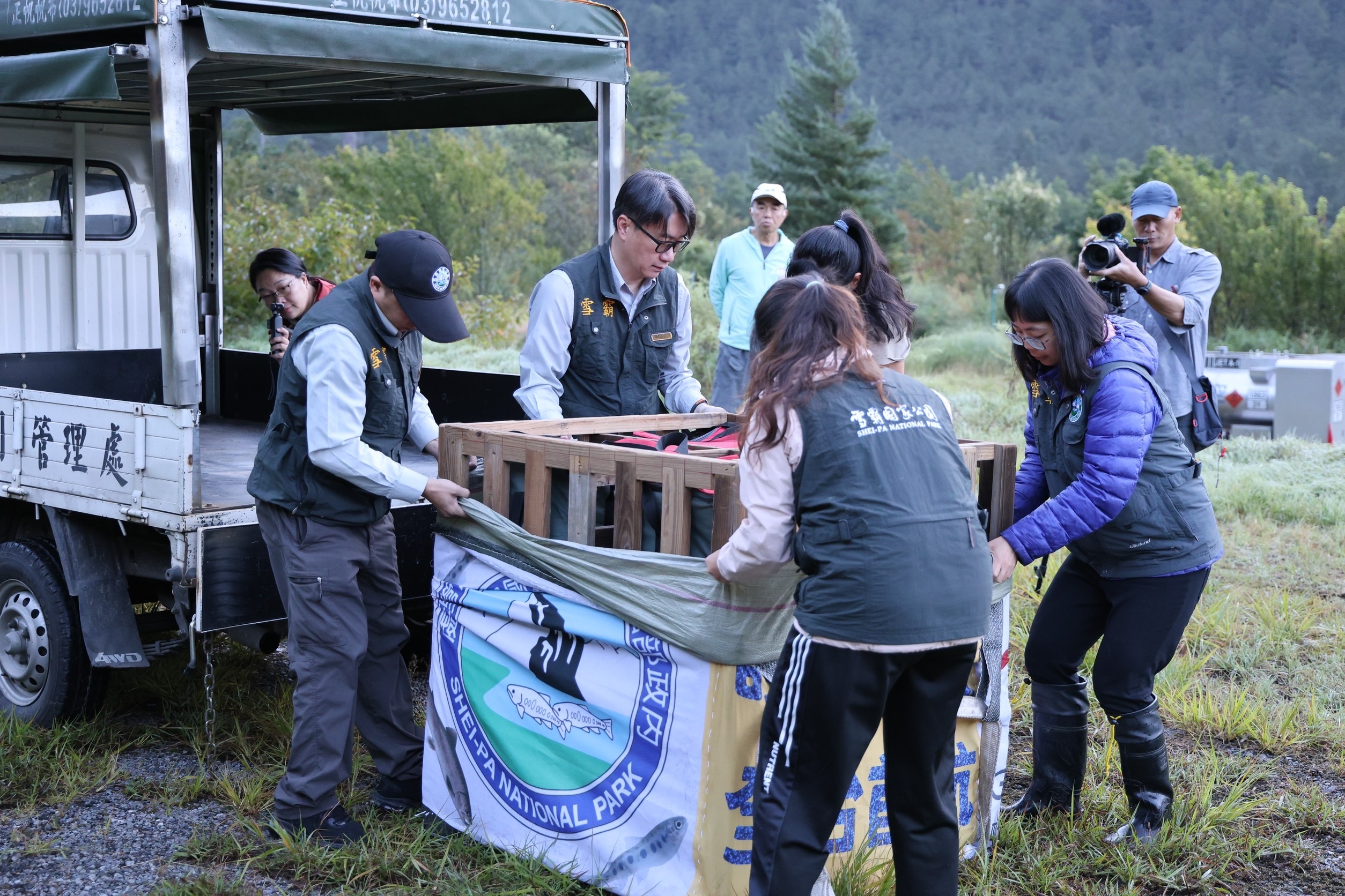 alt-護魚專機全臺首航　臺灣櫻花鉤吻鮭放流作業-2