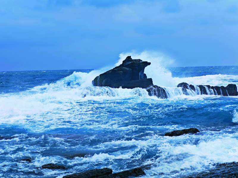 東北季風激起大浪拍打蟾蜍石／陳忠能 攝