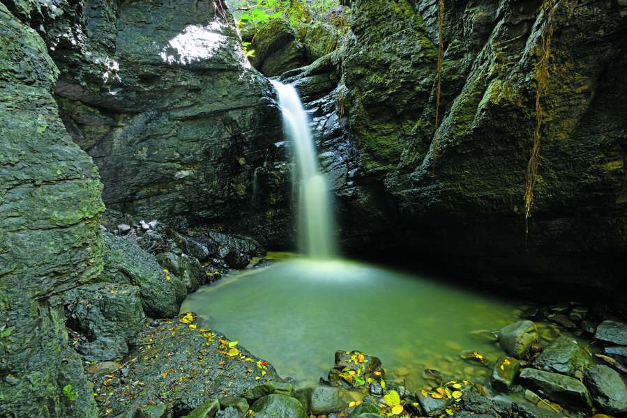 小而美的欖仁溪瀑布，為步行4、50分鐘後的遊客帶來清涼／陳忠能攝