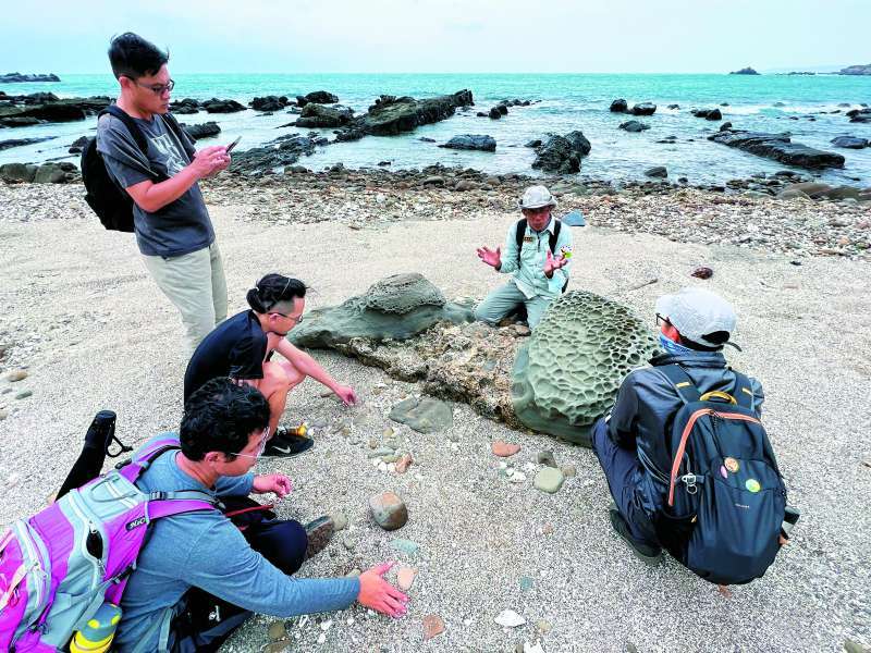 生態導覽員解說珊瑚礁與砂岩並存的地質環境／陳忠能 攝