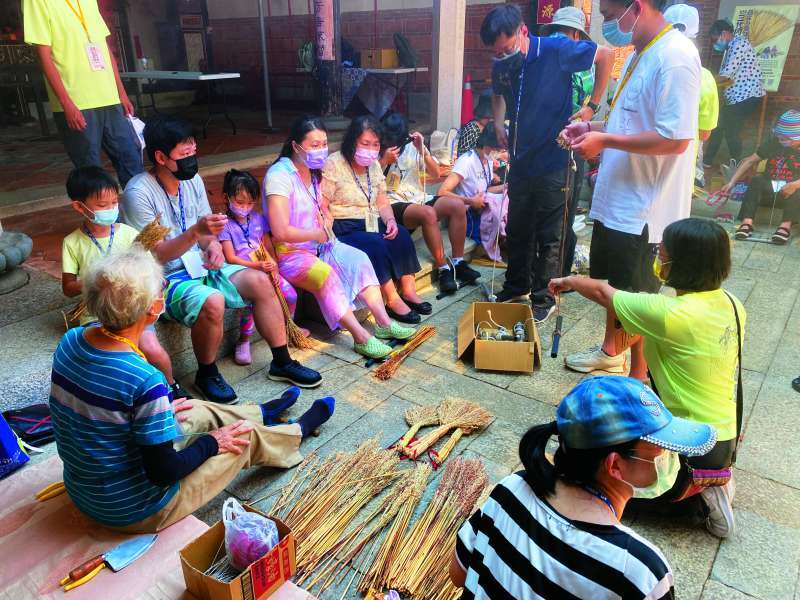 向當地耆老學習如何製作高粱根掃把(蔡承璋 攝)