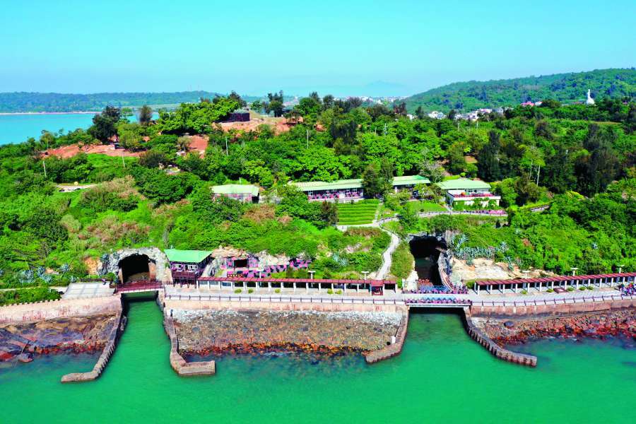 金門擁有自然、戰地、傳統建築等多樣觀光遊憩資源,吸引國內外遊客探訪(圖為九宮坑道,洪清漳攝)