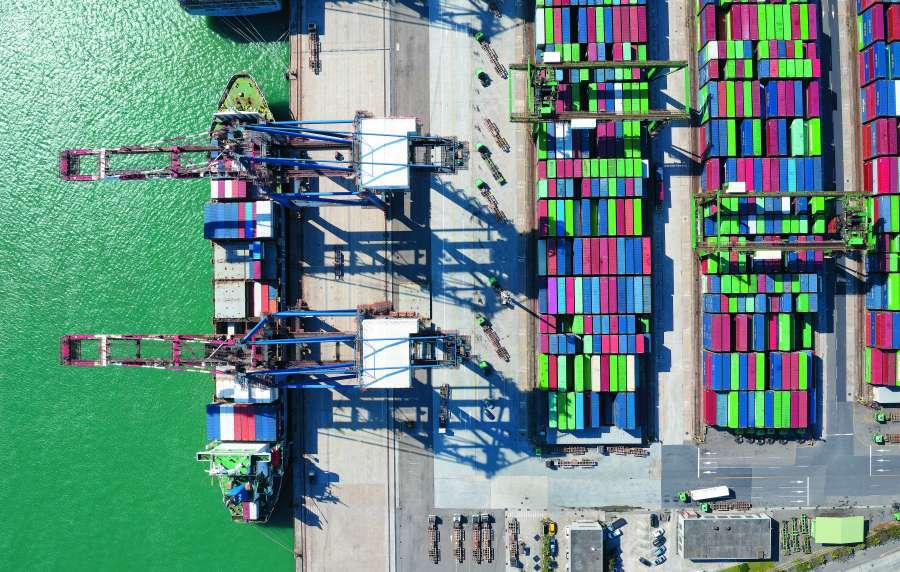 貨運物流業不僅有高耗能問題，也因高度依賴能源導致大量碳排放 ／Aaron Chen PS2提供（ iStock）