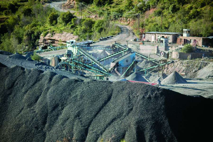 礦業可能造成土地退化、水資源污染、地質災害等／Tatenda Mapigoti &nbsp;提供（圖片來源：https://unsplash.com/photos/ RyYUoTUSiQo）