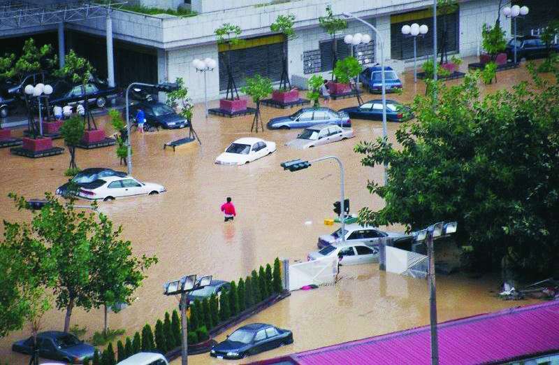 小而美的欖仁溪瀑布，為步行4、50分鐘後的遊客帶來清涼／陳忠能攝