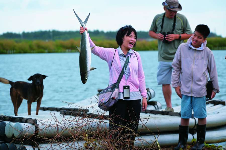 邀請民眾親手拿起鮮度極佳的虱目魚