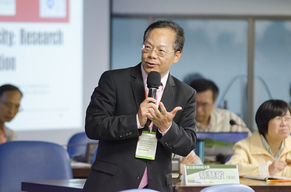 出生於臺灣高雄，臺灣作家，濕地、環境保護與環境教育學者。現為濕地科學家學會亞洲主席、社團法人台灣濕地學會理事長、中華民國環境教育學會理事長。