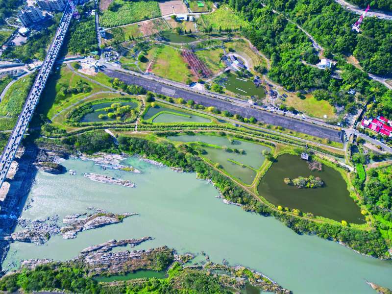 桃園大嵙崁生態公園位於大漢溪畔，結合地形與濕地生態，親水平臺、賞鳥步道及解說設施，是兼具教育與休閒的自然公園（作者方偉達施工設計、攝影）