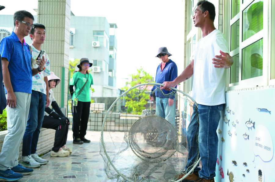 由漁民為民眾解說漁具用法