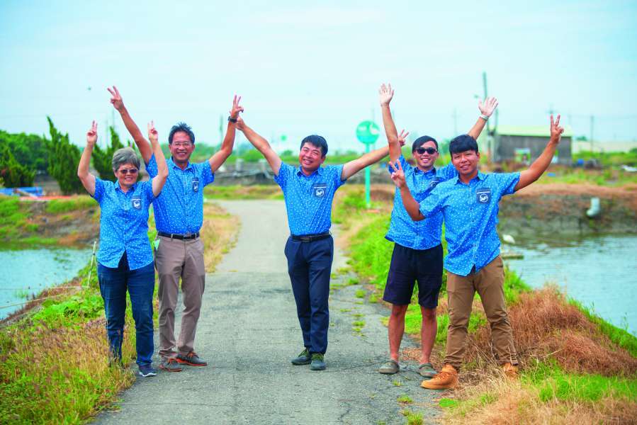 參與友善棲地營造的漁民／台管處 提供