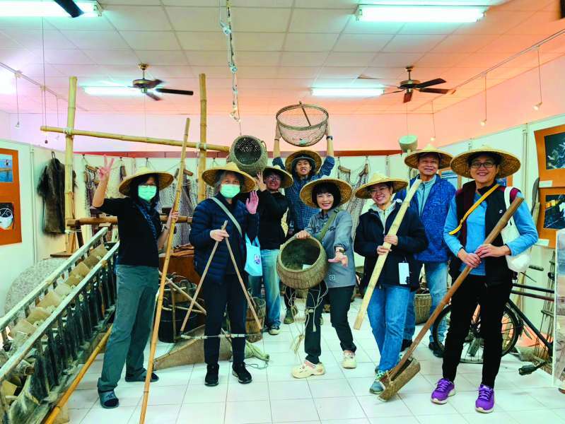 在導覽員帶領下認識傳統漁具