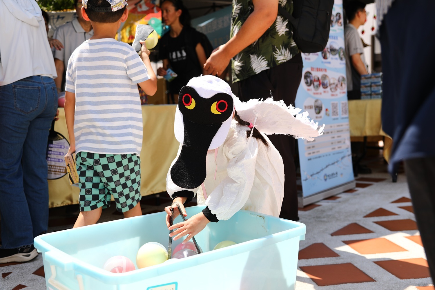 alt-小朋友穿黑琵裝到會場玩遊戲