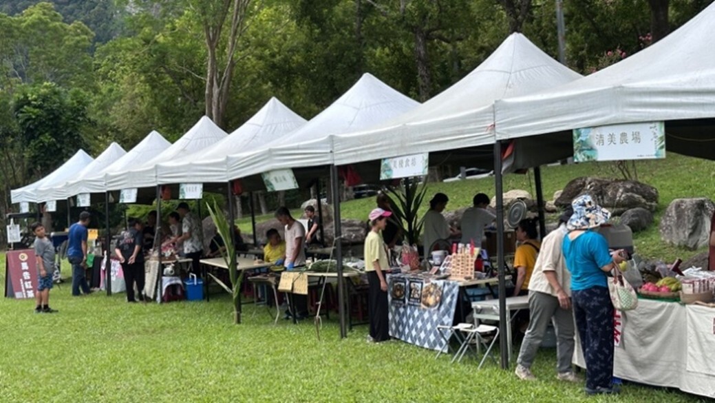 集結傳統工藝、部落美食與農特產的市集廣受遊客歡迎。（太管處提供）