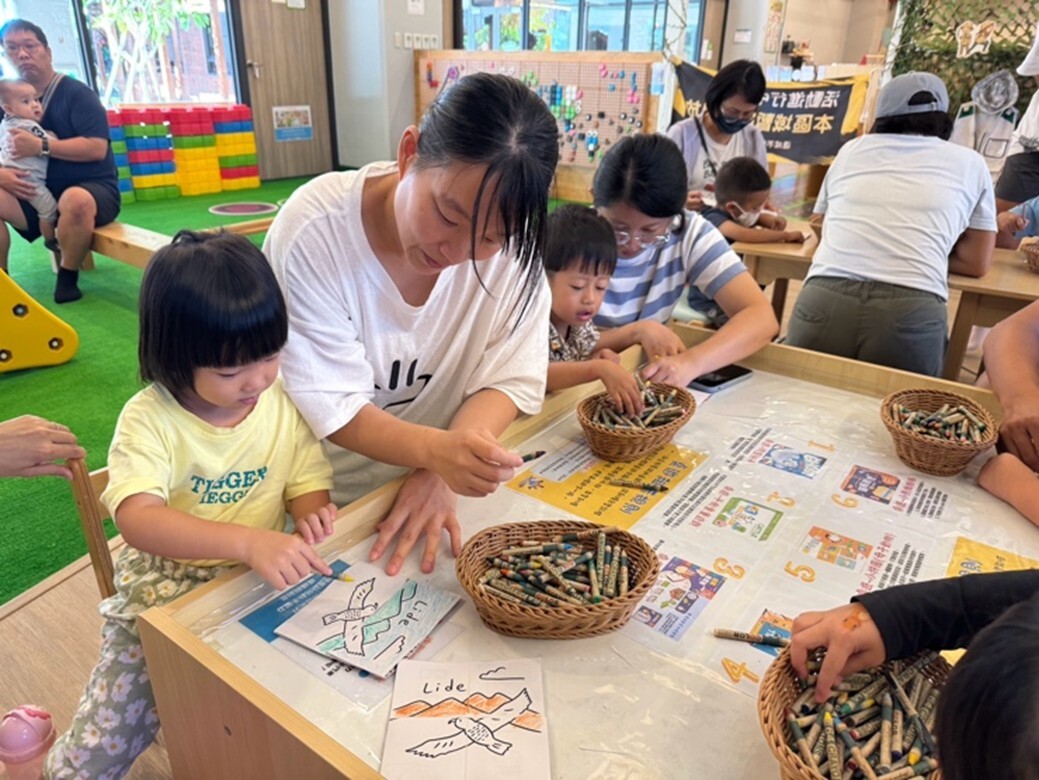 alt-03親子館的著色體驗讓小朋友認識猛禽。（墾管處提供）