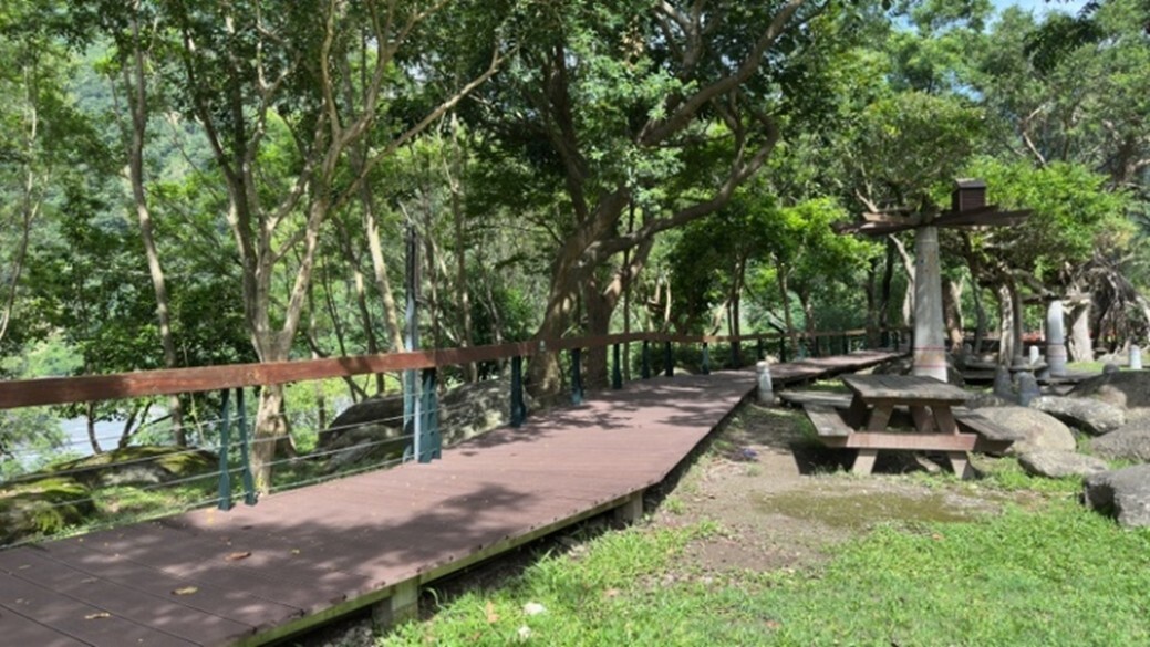 臺地步道南段木棧道平坦好走，老少咸宜。（太管處提供）