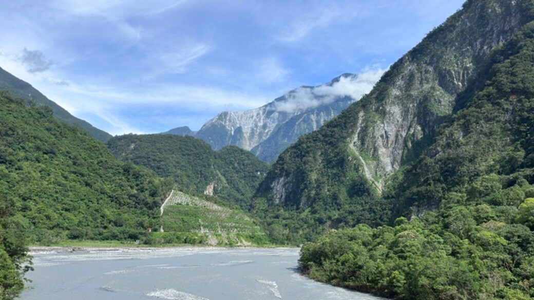 alt-03因地震裸露的邊坡（白色區域），已漸漸長出綠植。（太管處提供）