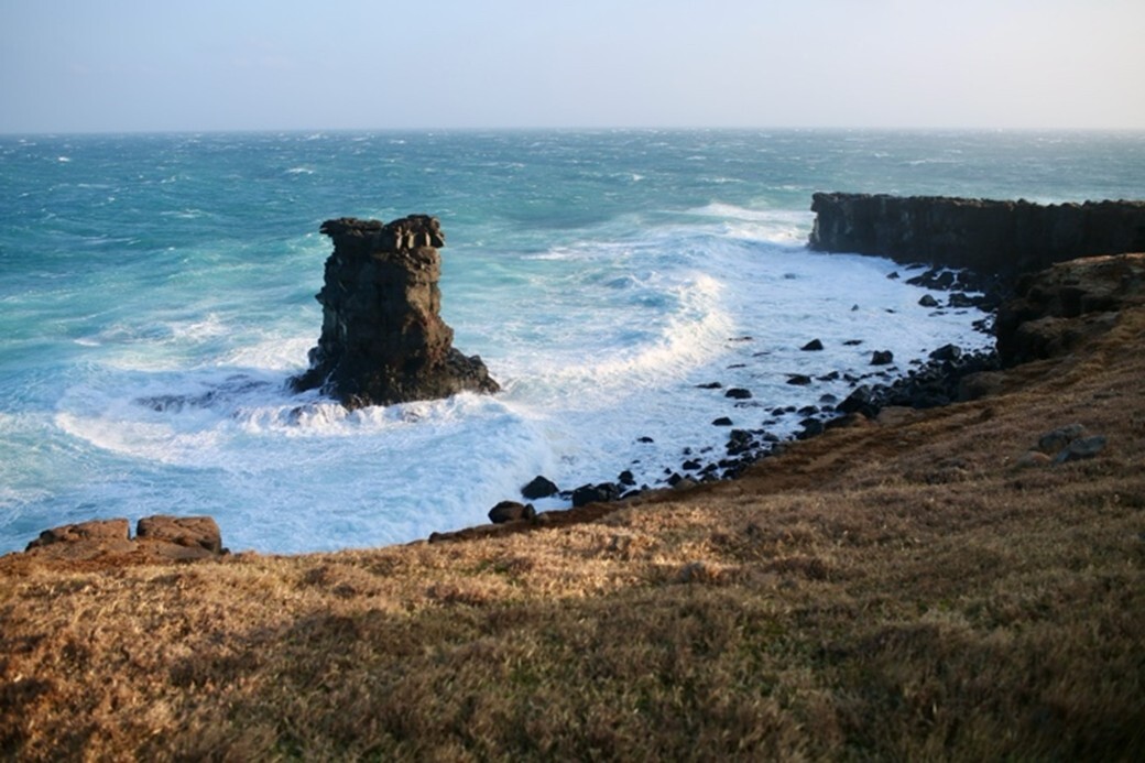 東吉嶼獨特的海蝕柱奇景。（海管處提供）
