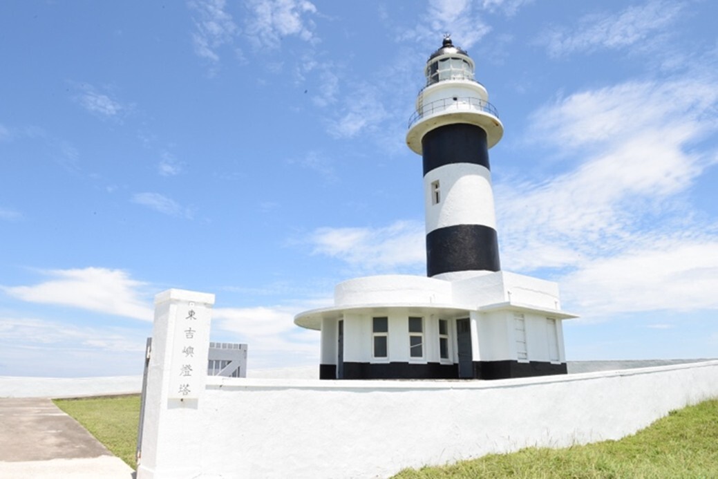 黑白造型的東吉嶼燈塔是熱門打卡點。（海管處提供）