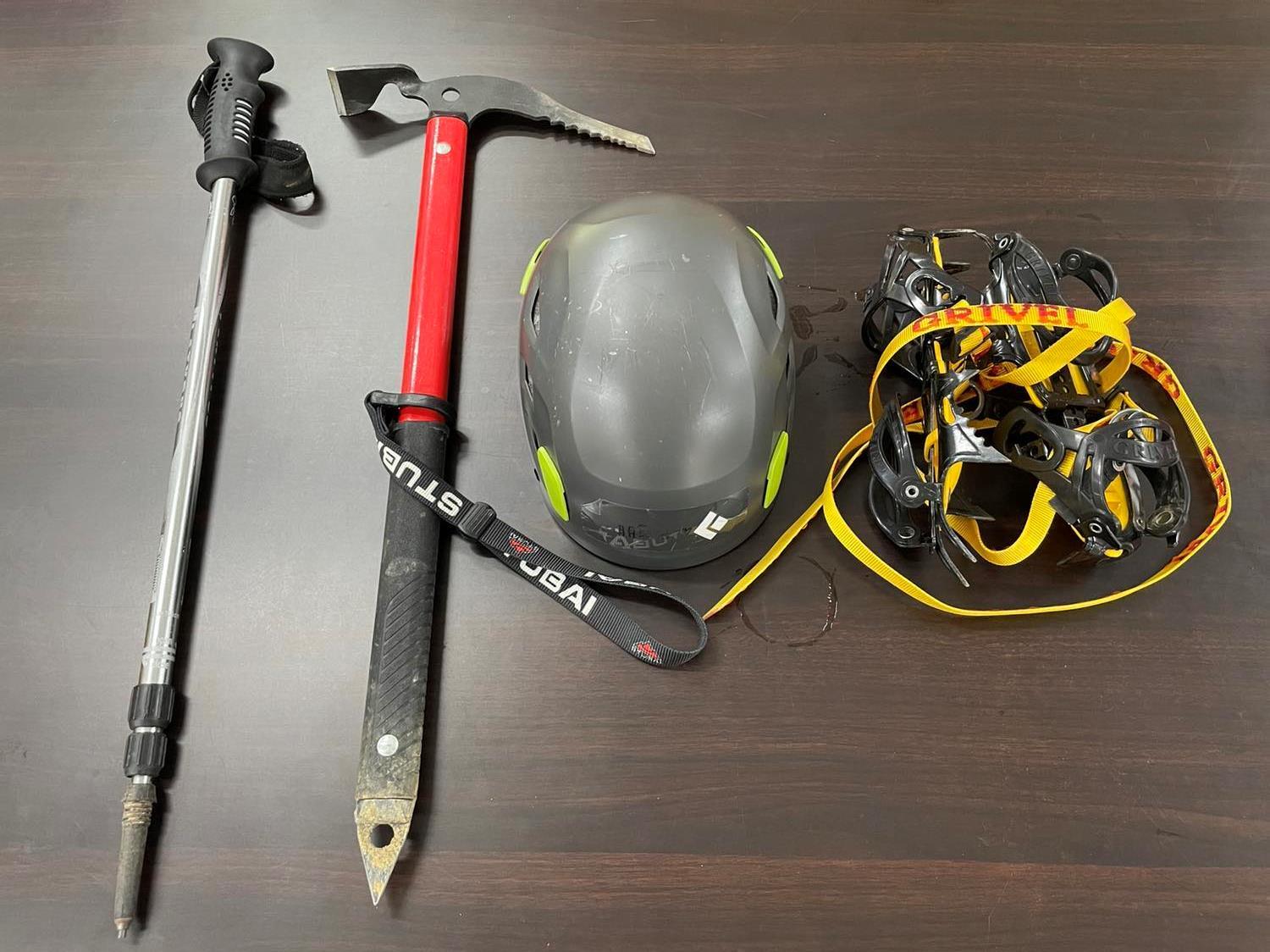 頭盔、冰爪、冰斧等雪地登山必備工具。（雪管處提供）