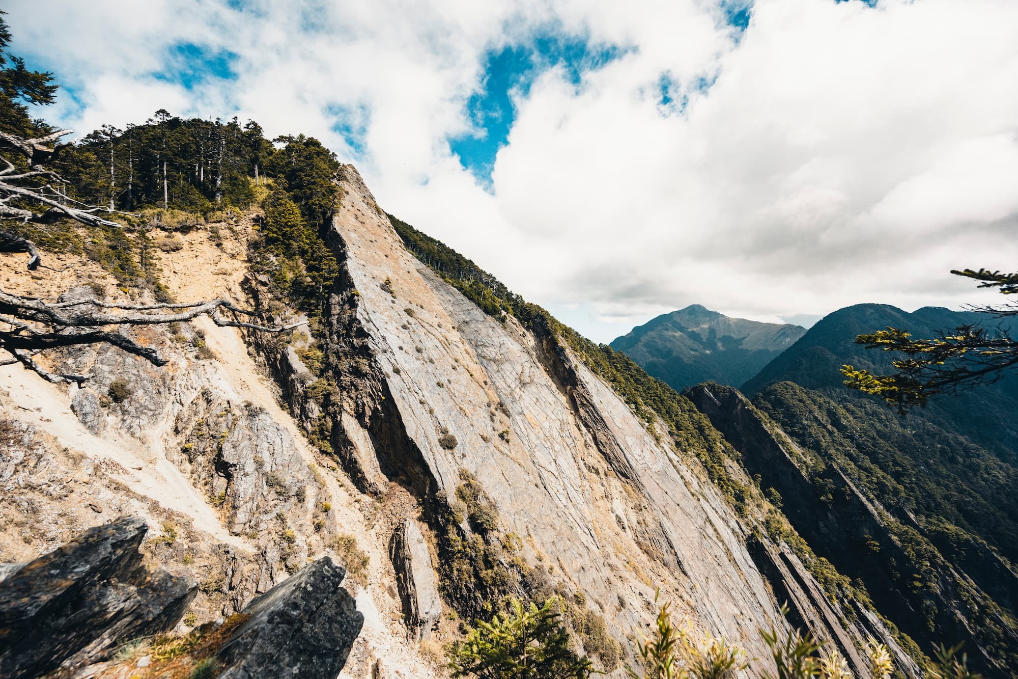 山勢陡峭難行，須預留更多時間返程。（雪管處提供，徐偉哲攝）