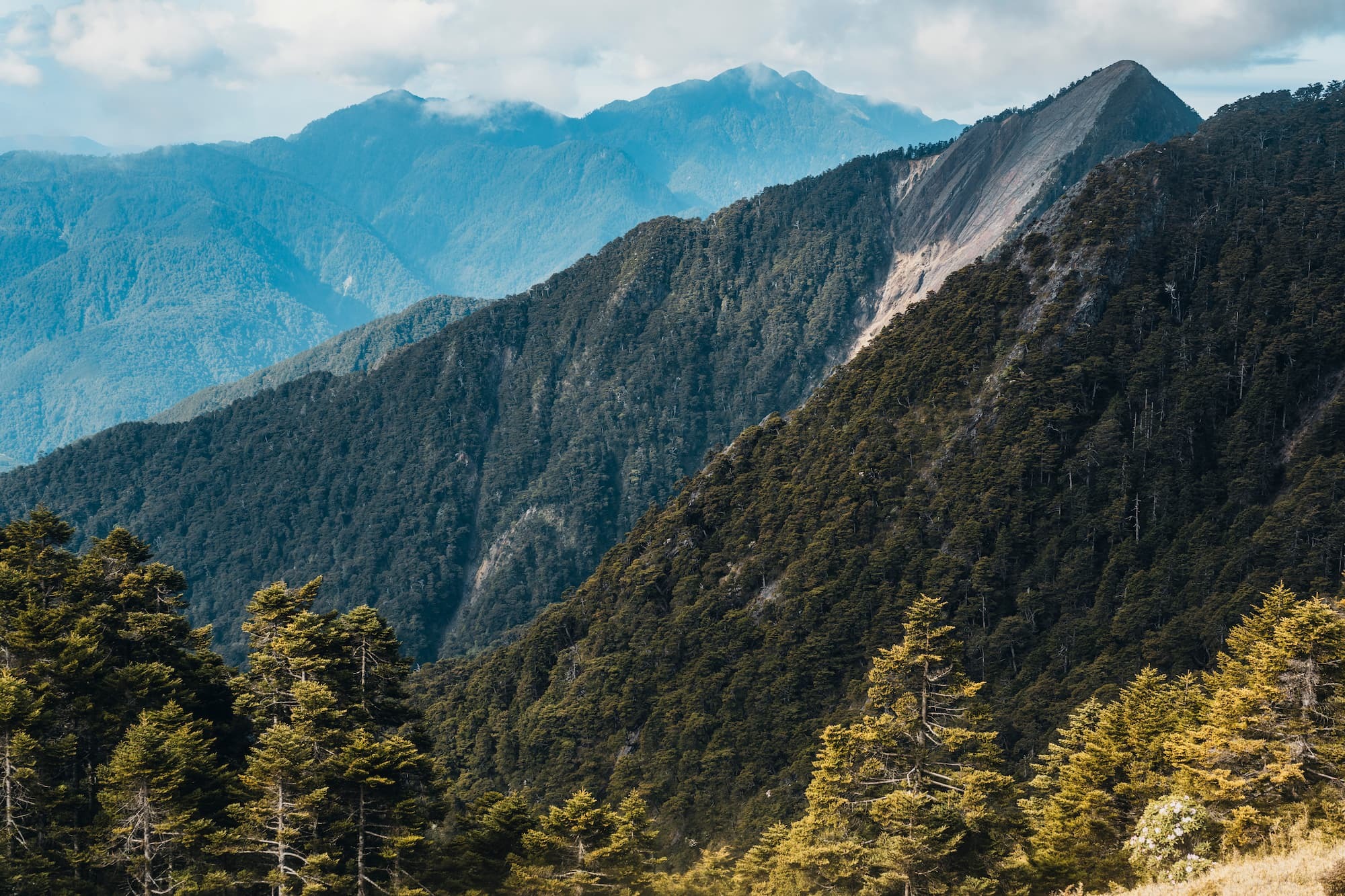 前往小劍山會經過佳陽大崩壁，請山友留意足下地形。（雪管處提供，徐偉哲攝）