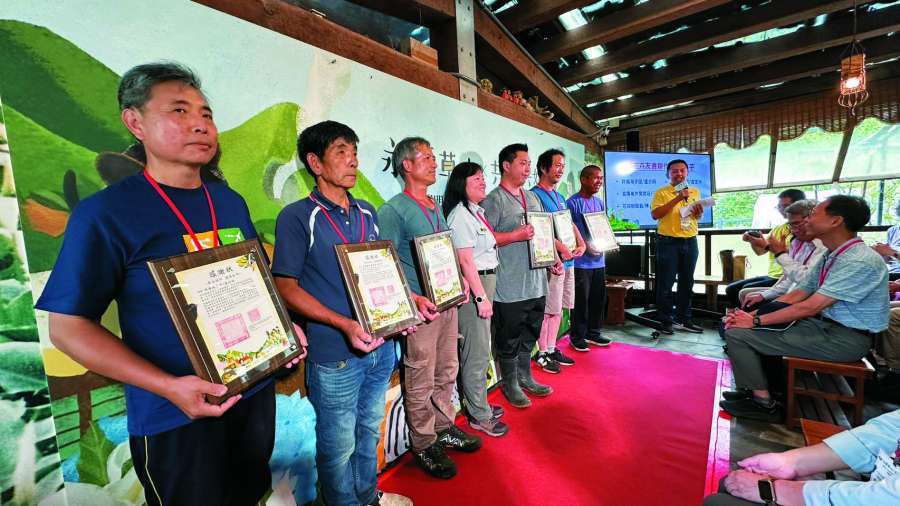 投身友善農業的陽明山農友們接受表揚／陽管處 提供

