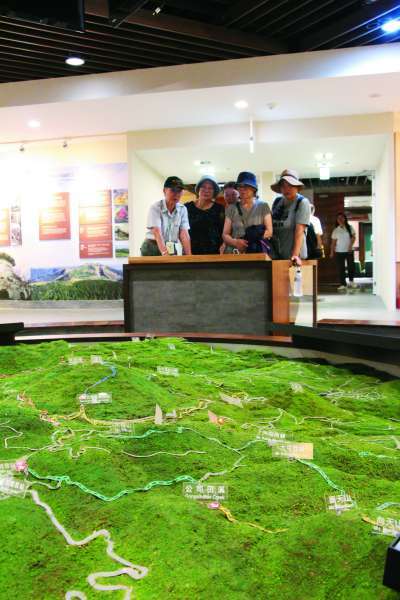 縮小版模型讓解說志工更便於為民眾介紹陽明山的地形地貌／楊越涵 攝