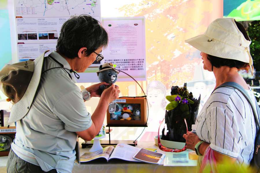 40週年慶祝活動當天，國際交流攤位上解說員向民眾介紹韓國國立公園的吉祥物／楊越涵 攝

