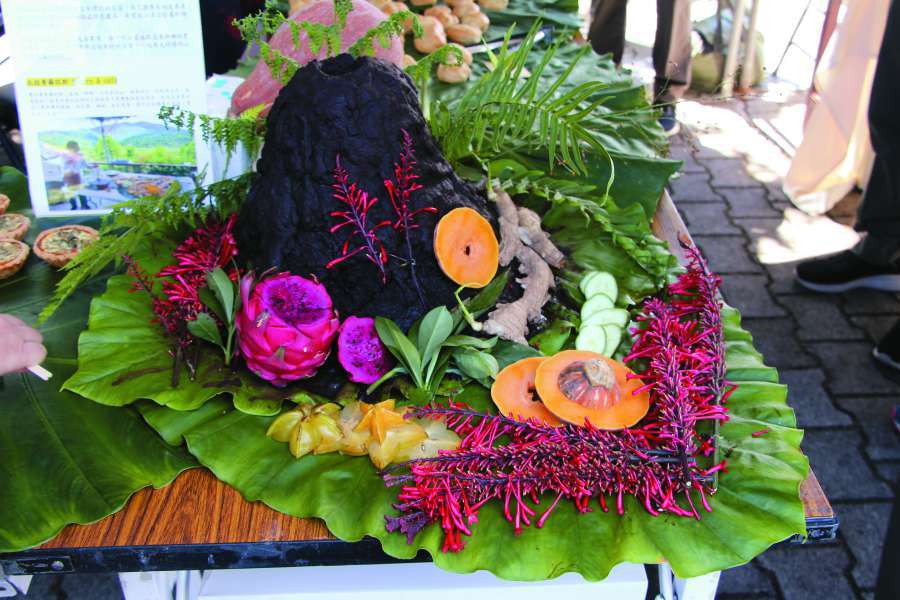 40週年慶活動當日，農友以咖啡渣堆起火山意象，周圍的花與水果象徵陽明山的豐饒／楊越涵 攝
