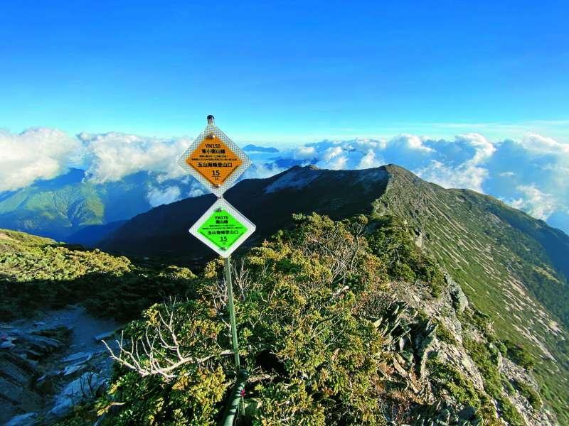 設置山徑反光路標導引山友正確行進方向，評估行進時間，能有效減少迷途與遲歸