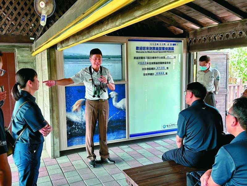 解說員在賞鳥亭介紹黑面琵鷺的習性與觀賞方式