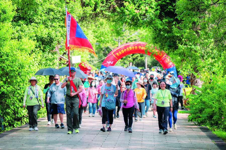「老兵帶小兵齊步走」活動帶領民眾走進戰役史蹟／金管處 提供（蔡承璋 攝）