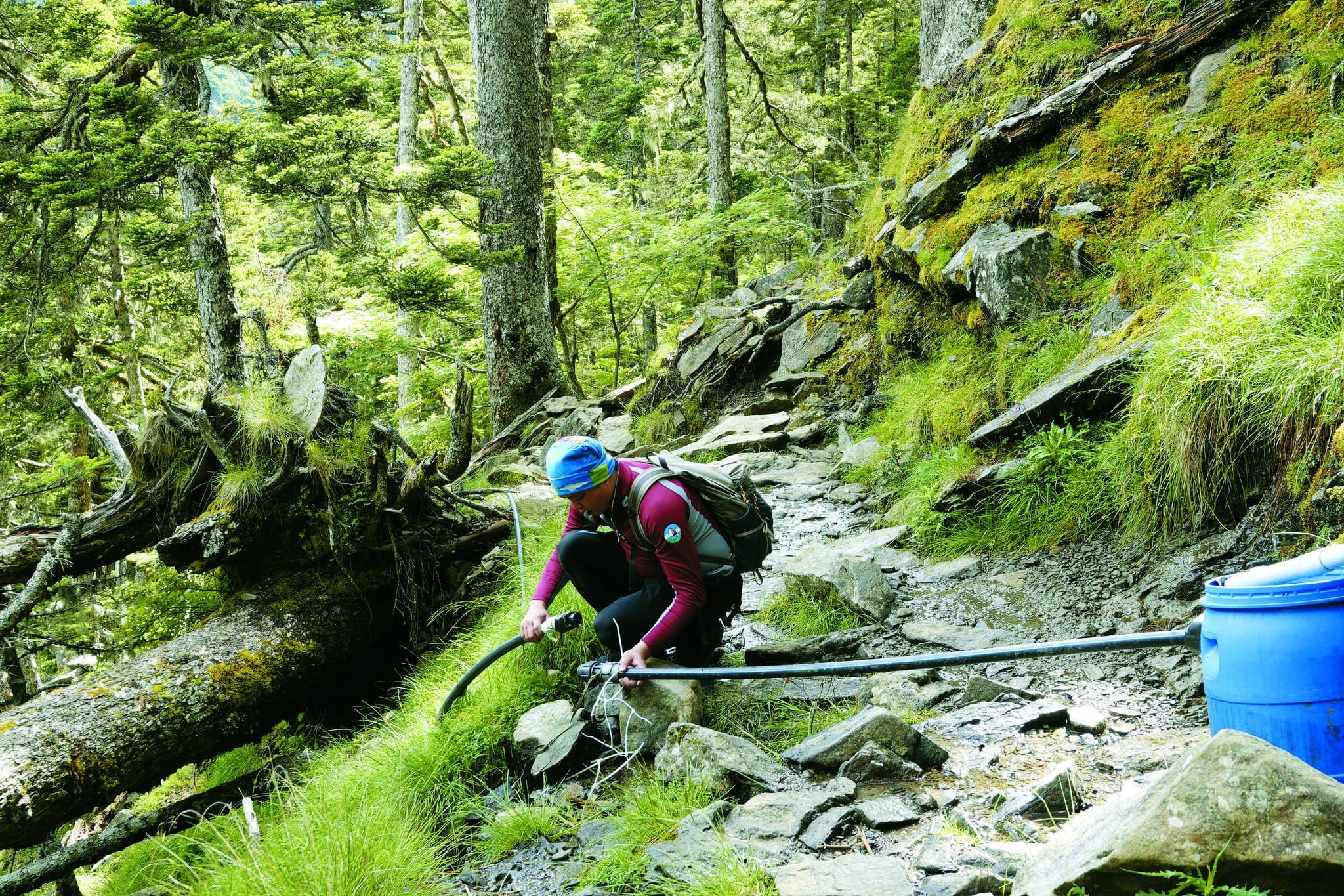 雪管處同仁於公益登山活動期間維修水源管線／雪管處 提供
