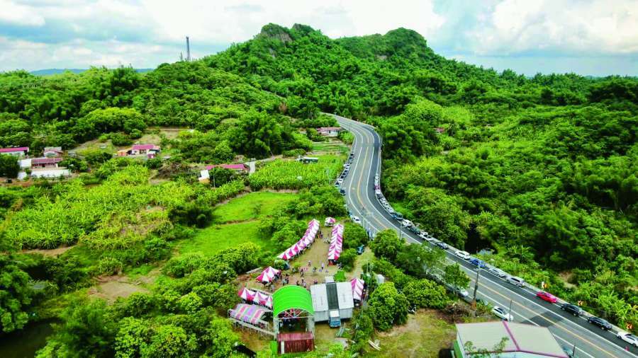 狀似駿馬的馬頭山，位於內門、旗山、田寮交界處