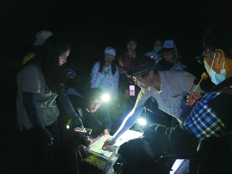 護蟹志工填寫當日調查情形