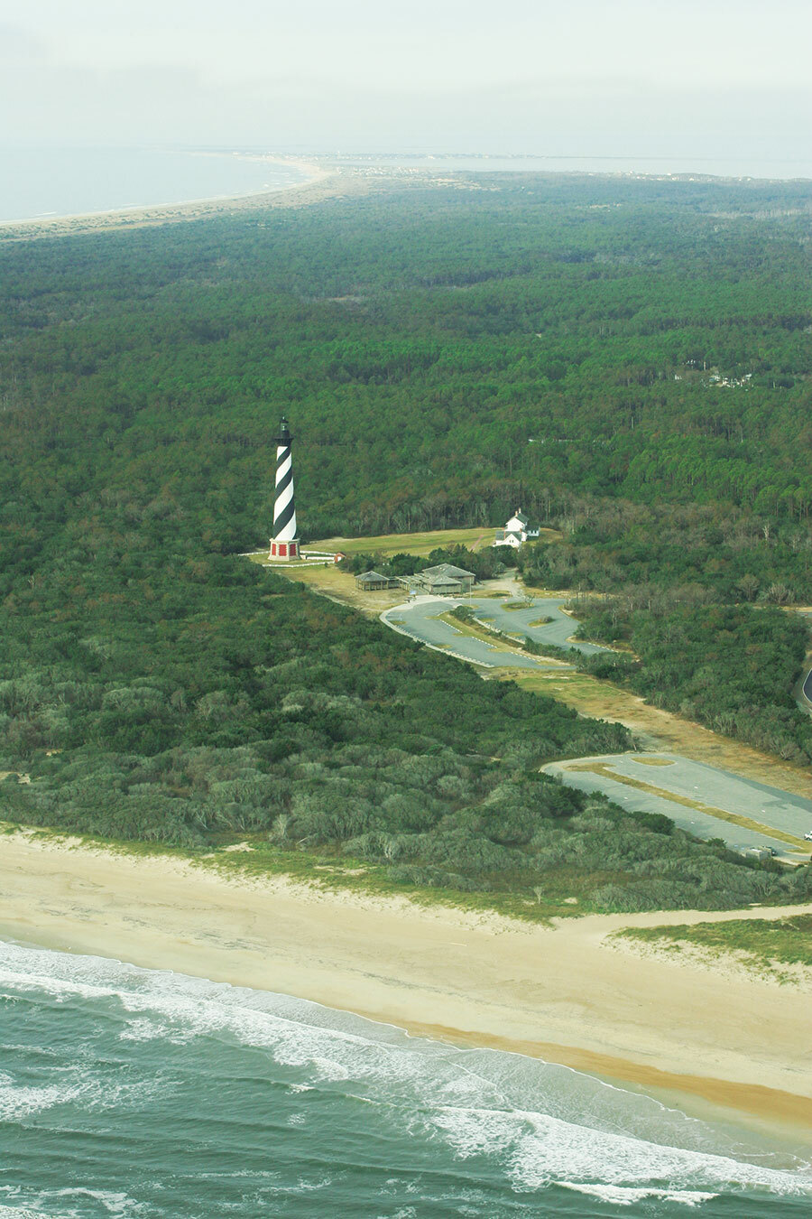 燈塔搬遷後距海岸約800公尺遠，預留未來150-200年濱線後退的空間