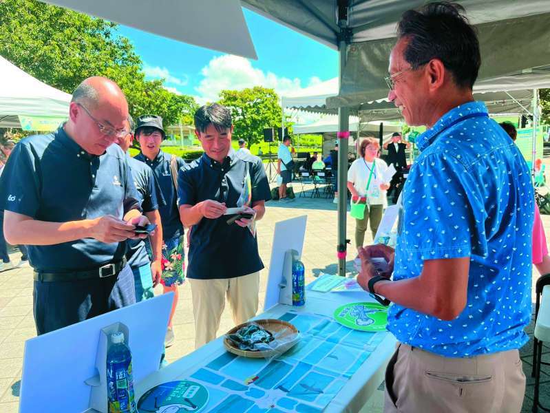 至其他友善漁民的攤位交流