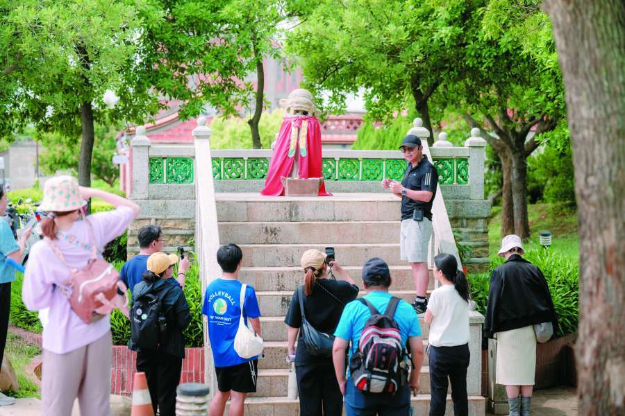 透過聚落走讀導覽帶領遊客感受金門的人文底蘊／金管處 提供（黃宸皞 攝）