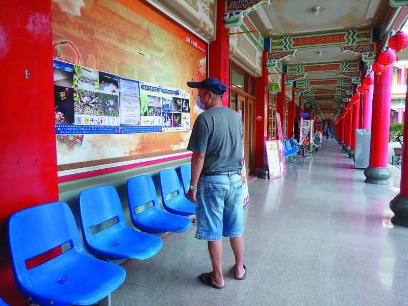 在地信仰中心鹿耳門聖母廟的文宣展示／社團法人台灣濕地保護聯盟 提供