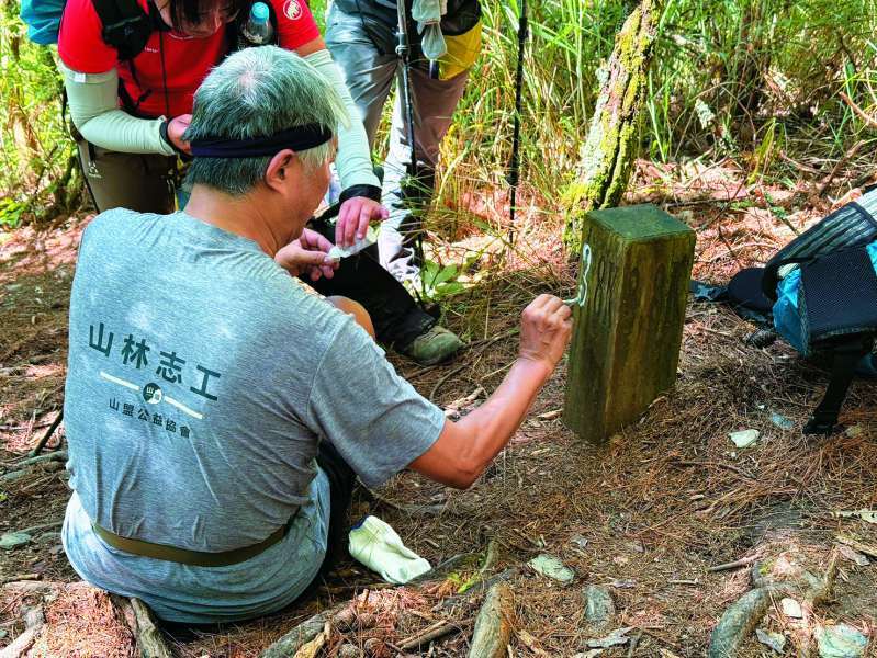 山盟公益協會協助里程牌面補漆／雪管處 提供