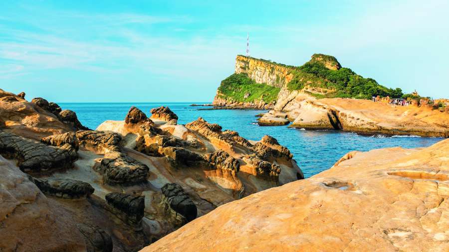 北部岩岸，可見特殊的單面山地景／Michael Xiao 提供（iStock）