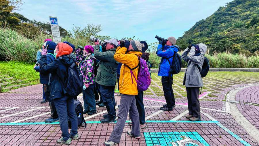 志工們頂著寒風進行鳥類調查訓練／陽管處 提供（李雪 攝）
